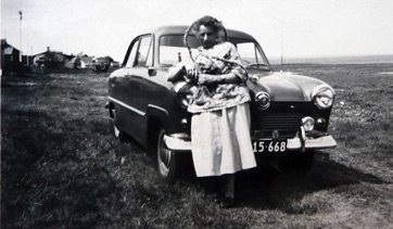VED STRANDEN 14 - LYSTRUP STRAND, Mille foran Ford Taunus.jpg VED STRANDEN 14 - LYSTRUP STRAND, Mille foran Ford Taunus.jpg